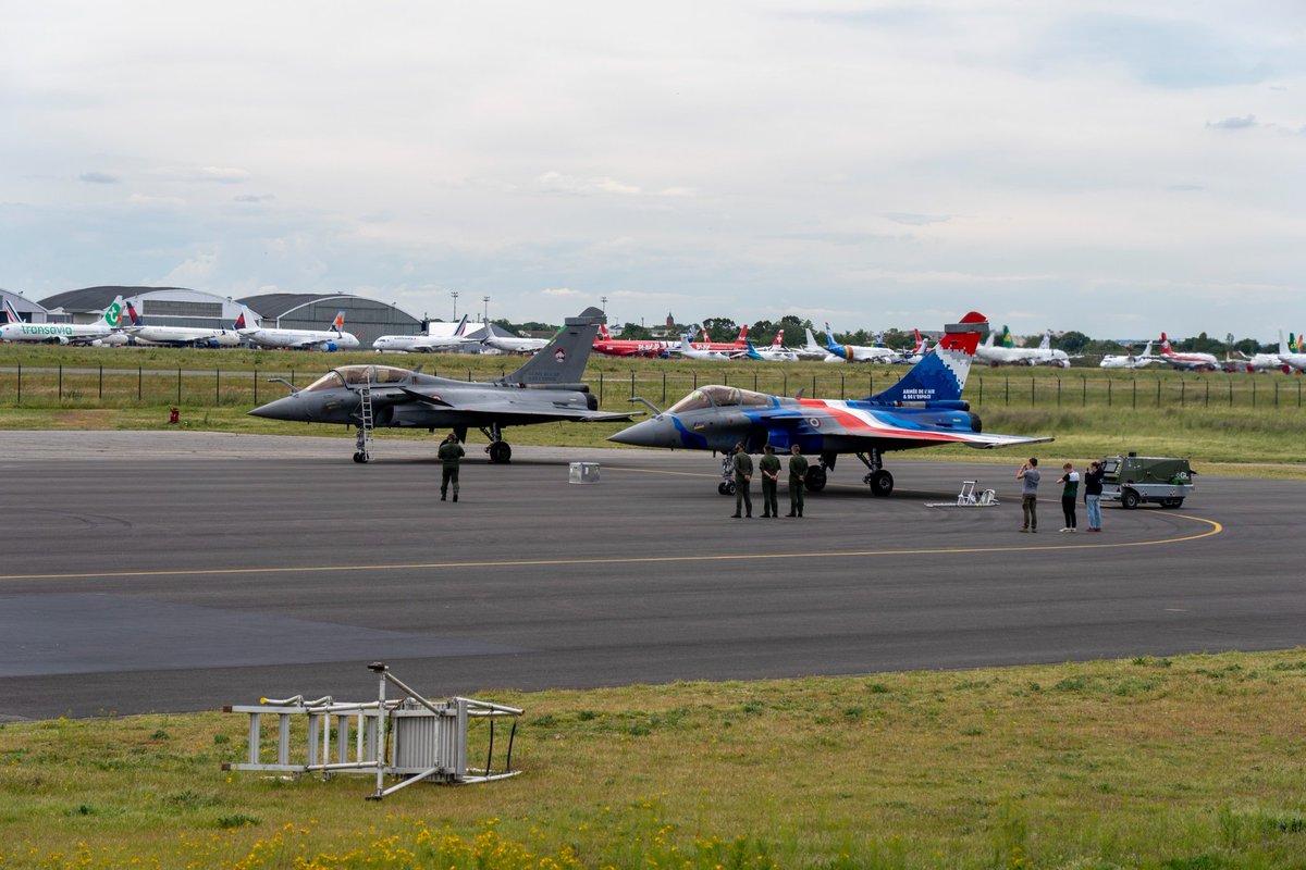 1er_RTP's tweet photo. ✈️ Première depuis la rénovation du parking avion du 1er RTP : accueil de deux appareils du @Rafale_Display dans le cadre du meeting @Airexpo de Muret !

Bravo à nos réservistes de l’EPAA qui ont assuré leur sécurisation tout au long du week-end 👏

#Rafale #ReserveOperationnelle https://t.co/AXeF1xj2fX
