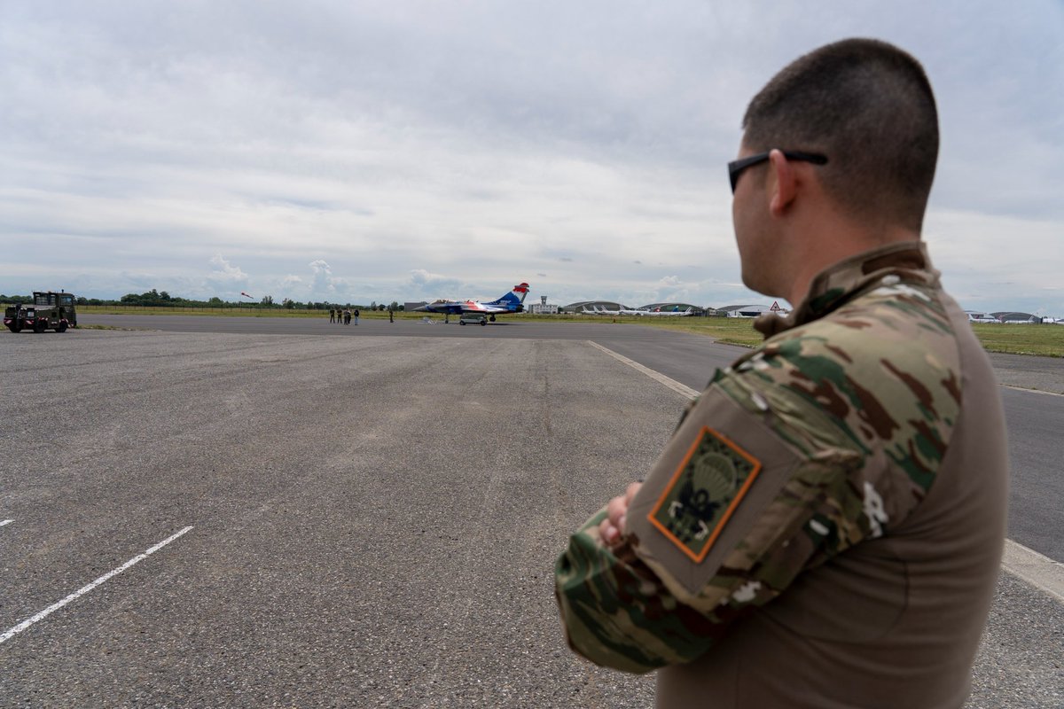1er_RTP's tweet photo. ✈️ Première depuis la rénovation du parking avion du 1er RTP : accueil de deux appareils du @Rafale_Display dans le cadre du meeting @Airexpo de Muret !

Bravo à nos réservistes de l’EPAA qui ont assuré leur sécurisation tout au long du week-end 👏

#Rafale #ReserveOperationnelle https://t.co/AXeF1xj2fX