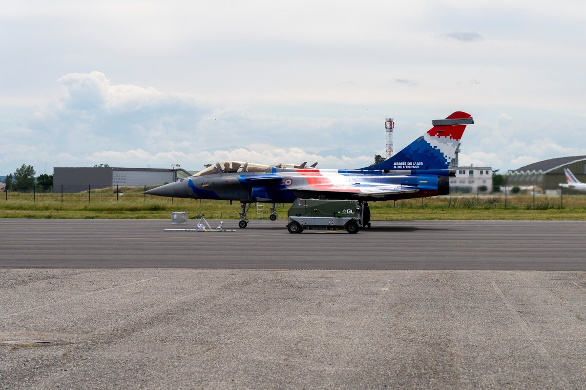 1er_RTP's tweet photo. ✈️ Première depuis la rénovation du parking avion du 1er RTP : accueil de deux appareils du @Rafale_Display dans le cadre du meeting @Airexpo de Muret !

Bravo à nos réservistes de l’EPAA qui ont assuré leur sécurisation tout au long du week-end 👏

#Rafale #ReserveOperationnelle https://t.co/AXeF1xj2fX