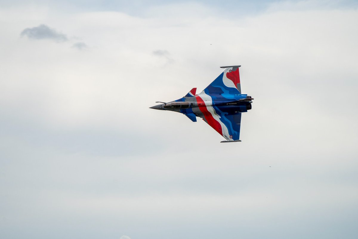 1er_RTP's tweet photo. ✈️ Première depuis la rénovation du parking avion du 1er RTP : accueil de deux appareils du @Rafale_Display dans le cadre du meeting @Airexpo de Muret !

Bravo à nos réservistes de l’EPAA qui ont assuré leur sécurisation tout au long du week-end 👏

#Rafale #ReserveOperationnelle https://t.co/AXeF1xj2fX