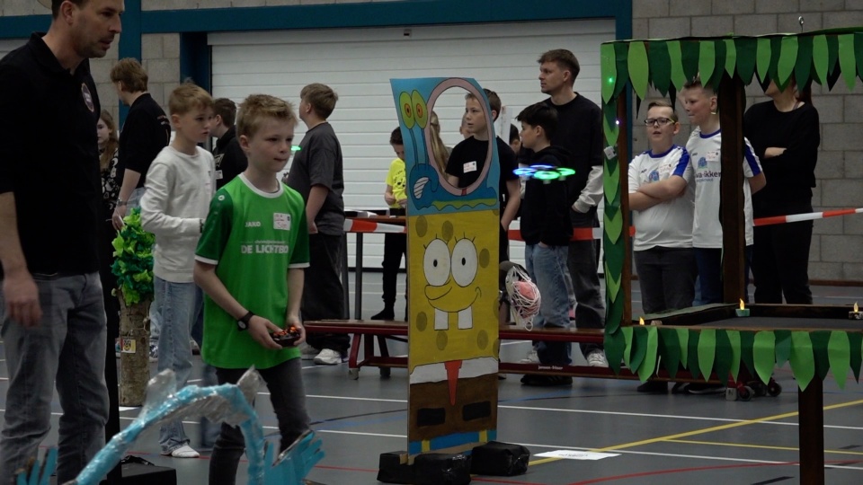 gruttegelf's tweet photo. Veel botsingen tijdens Drone Cup in Harkema: “Wy hawwe gjin help nedich” https://t.co/bJszzFQmOh #surhuizum https://t.co/A7fFj2nqoA