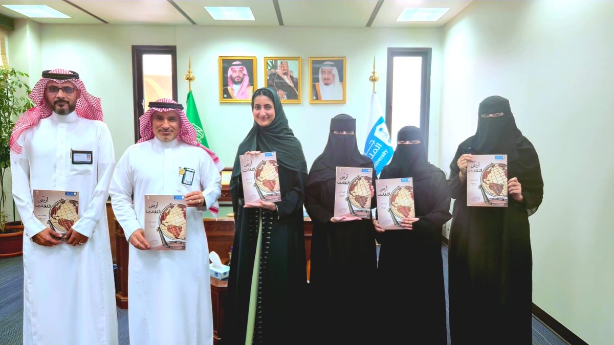 COLS_KSU's tweet photo. استقبل سعادة عميد الكلية أ.د. محمد الغبان وسعادة وكيل الكلية د. هيثم بكري أسرة تحرير مجلة "أرض اللغات" بمناسبة صدور العدد الثاني منها بـ 4 لغات. شهد اللقاء إهداء نسخة من العدد للعمادة ووكالة الكلية، وسط إشادة بالغة من سعادة العميد بجهود الطلبة، معبراً عن فخره بهذا النتاج العلمي واللغوي المتميز وحرصه على مواصلة تشجيع الكوادر الطلابية المبدعة.