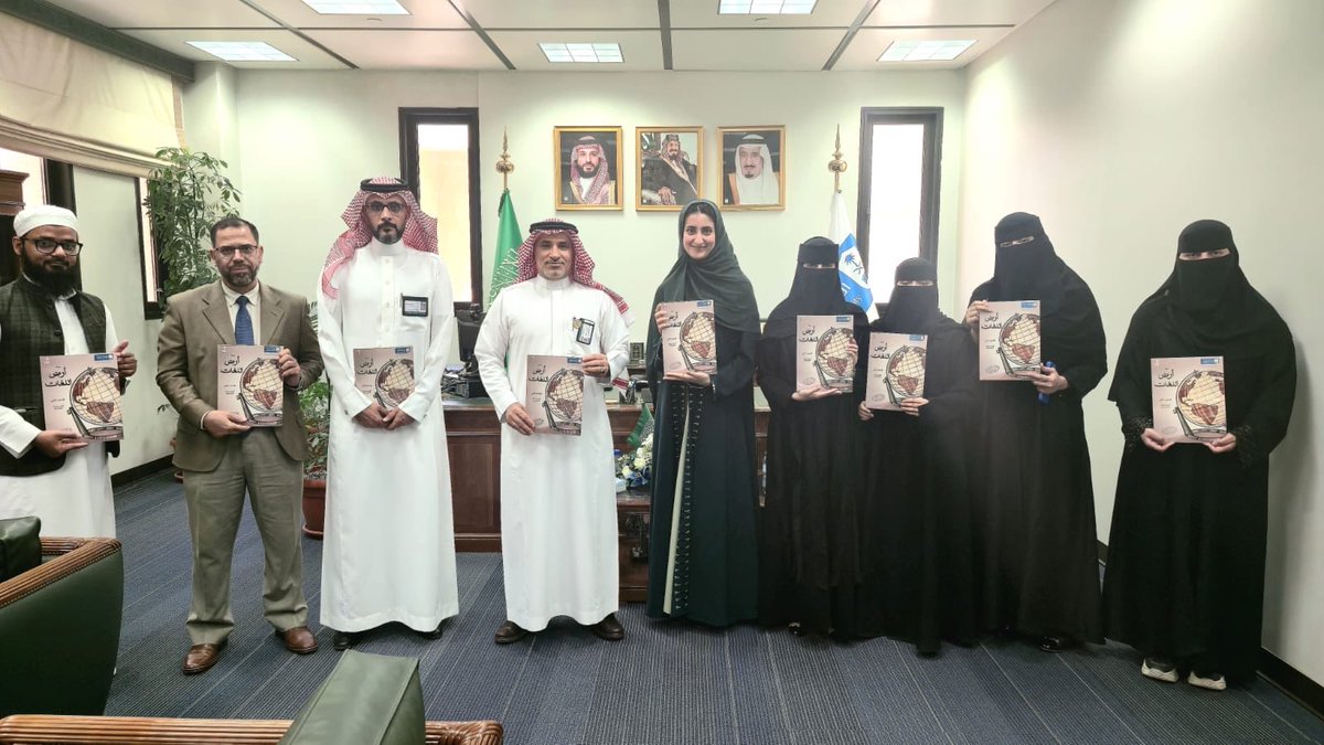 COLS_KSU's tweet photo. استقبل سعادة عميد الكلية أ.د. محمد الغبان وسعادة وكيل الكلية د. هيثم بكري أسرة تحرير مجلة "أرض اللغات" بمناسبة صدور العدد الثاني منها بـ 4 لغات. شهد اللقاء إهداء نسخة من العدد للعمادة ووكالة الكلية، وسط إشادة بالغة من سعادة العميد بجهود الطلبة، معبراً عن فخره بهذا النتاج العلمي واللغوي المتميز وحرصه على مواصلة تشجيع الكوادر الطلابية المبدعة.