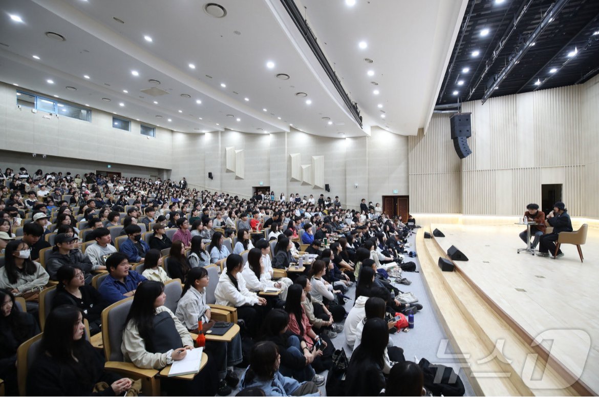 pannchoa's tweet photo. Min Heejin's lecture in Gwangju about K-pop and K-culture records high number of attendees
https://t.co/87ohHAIrX0 https://t.co/dqmgcCP0fL