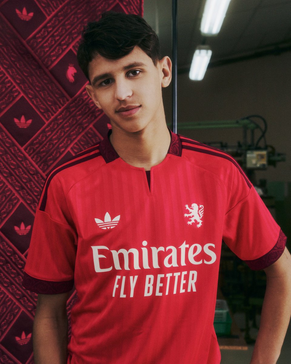 casacasyrombos's tweet photo. #Adidas 🫱🏻‍🫲🏼 #OLyon
Presentada la nueva equipación visitante de los franceses. Base en rojo y cuello más oscuro. Este tiene un patrón inspirado en los trabajadores de seda de la ciudad 🔴 https://t.co/wrggbvUfL1