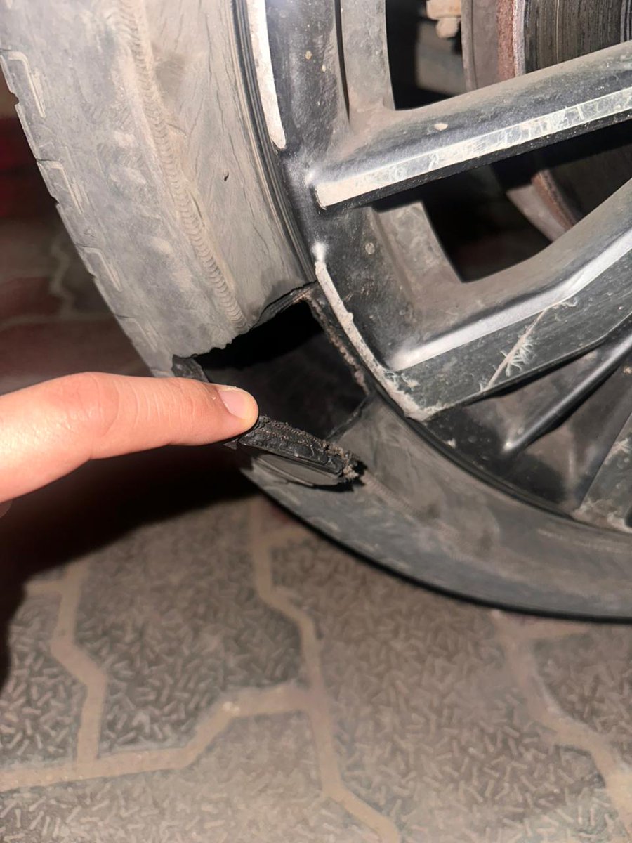 ManAdMad's tweet photo. @MunCorpGurugram thank you for the wonderful Roads of the millennium city. Just drove over one of the state of the art potholes of our city and burst my tire. Could have caused a major accident. Location - https://t.co/dLQmYEdiER https://t.co/V27XdplbC8