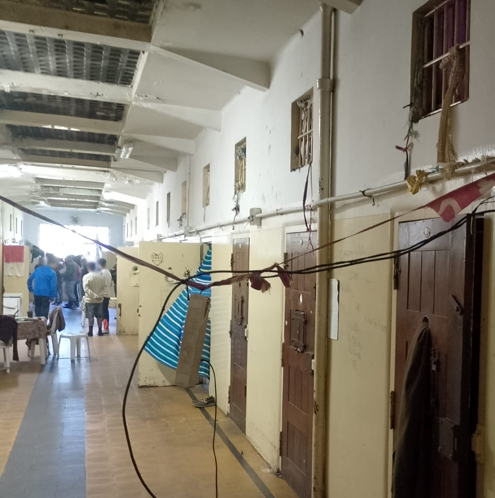 PPNArg's tweet photo. 📍 La Pampa | Integrantes de la PPN monitorearon la Unidad 4 ubicada en la ciudad de Santa Rosa. Recorrieron las instalaciones, entrevistaron a las personas detenidas y mantuvieron una reunión con las autoridades del establecimiento.

🔎 Durante el recorrido se constataron deficiencias materiales y edilicias en las áreas utilizadas por los detenidos, especialmente en los sectores de cocina, sanitarios y celdas. 

En la cocina se verificaron pérdidas de agua y falta de perillas en los artefactos. En el sector sanitario, solo funcionaban tres de los seis inodoros y tres de las seis duchas; tres de estas últimas carecían completamente de grifería.

Por su parte, las celdas presentaban colchones en pésimas condiciones y vidrios rotos. Se detectó, además, una instalación eléctrica precaria con cables expuestos y riesgo de incendio, así como la falta de entrega de insumos básicos de limpieza.

📝 Las observaciones fueron remitidas por nota a las autoridades, a través de la vía administrativa correspondiente.