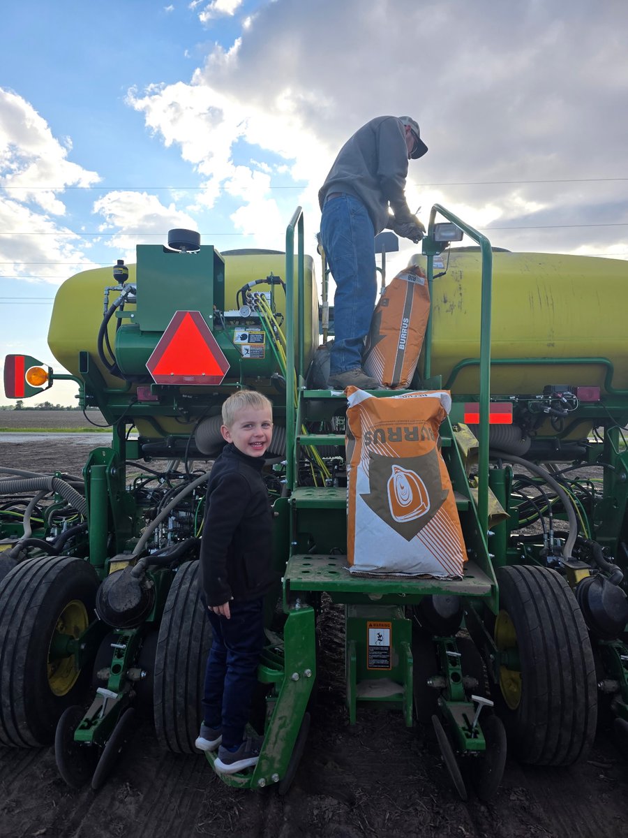 BurrusSeed's tweet photo. Planting season helpers come in all sizes 🌽

Carson Cook helping dad Dylan load the planter in McDonough County, IL.

#BurrusSeed #AgLife #plant26 https://t.co/78H13b9SoM