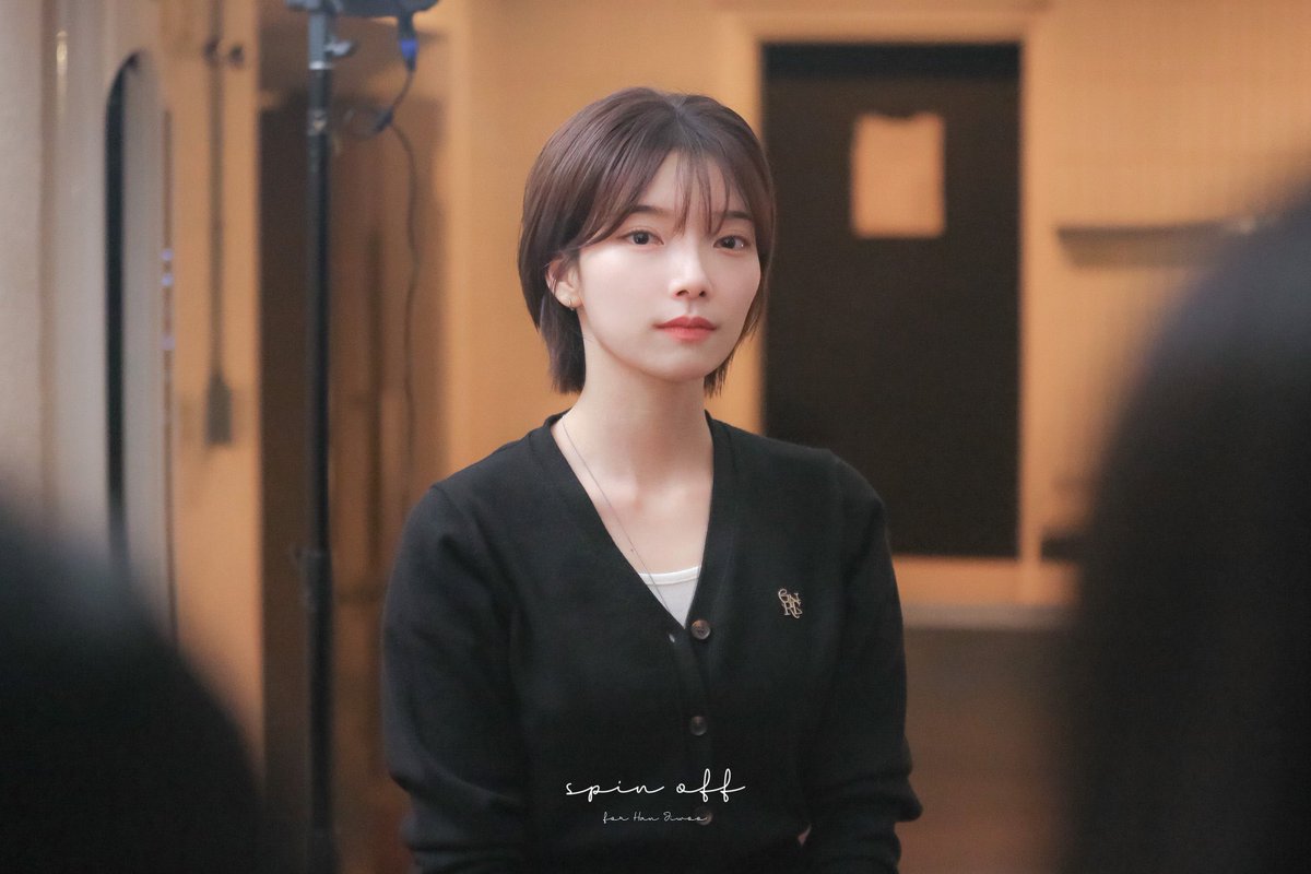 potato__good's tweet photo. 학생회 그 선배 
신입생들 인솔한다고 먼저 강당에 가 계실듯
방에 간식이랑 술이랑 다 분배해놓고 강당 뒤따라 나가면 학과장님 말씀 멍 때리면서 듣던 언니 나랑 눈 마주치자마자 씨익 웃어줌 https://t.co/JJzm4fiY0Q