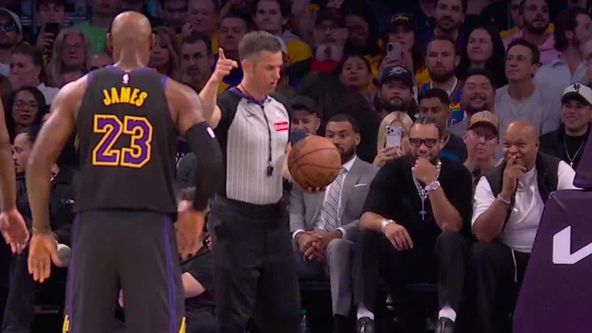 NBALAKERSBLOG's tweet photo. Dillon Brooks sobre LeBron: "No creo que sea su último año. Creo que tiene uno más. Lo veía cuando era un niño en la secundaria. Tuvo una carrera fenomenal, enfrentó a todo el mundo y lo hizo a un alto nivel durante toda su trayectoria. Fue increíble de ver en general, un placer competir contra él."