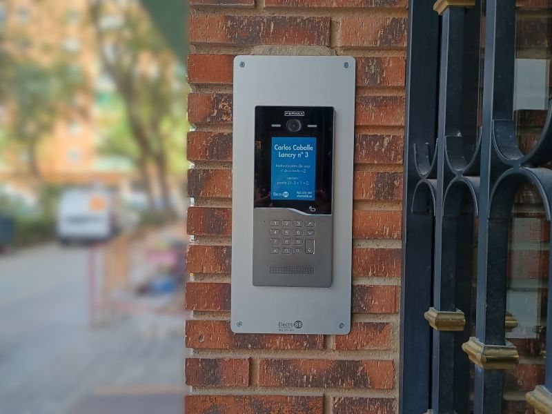 electrob_bb's tweet photo. 📹Finalizada instalación de videoportero Fermax en C/ Dr. Carlos Caballer Lancry (Valencia)
✅ De audio analógico a DUOX PLUS digital.
✅ 28 viviendas con VEO y VEO-XL Wi-Fi.
✅ Acabados a medida.

👉 https://t.co/qNjWMB37ml 

#ElectroBB #EstrenaTuVideoportero #FermaxValencia https://t.co/TMCAOO3mPa