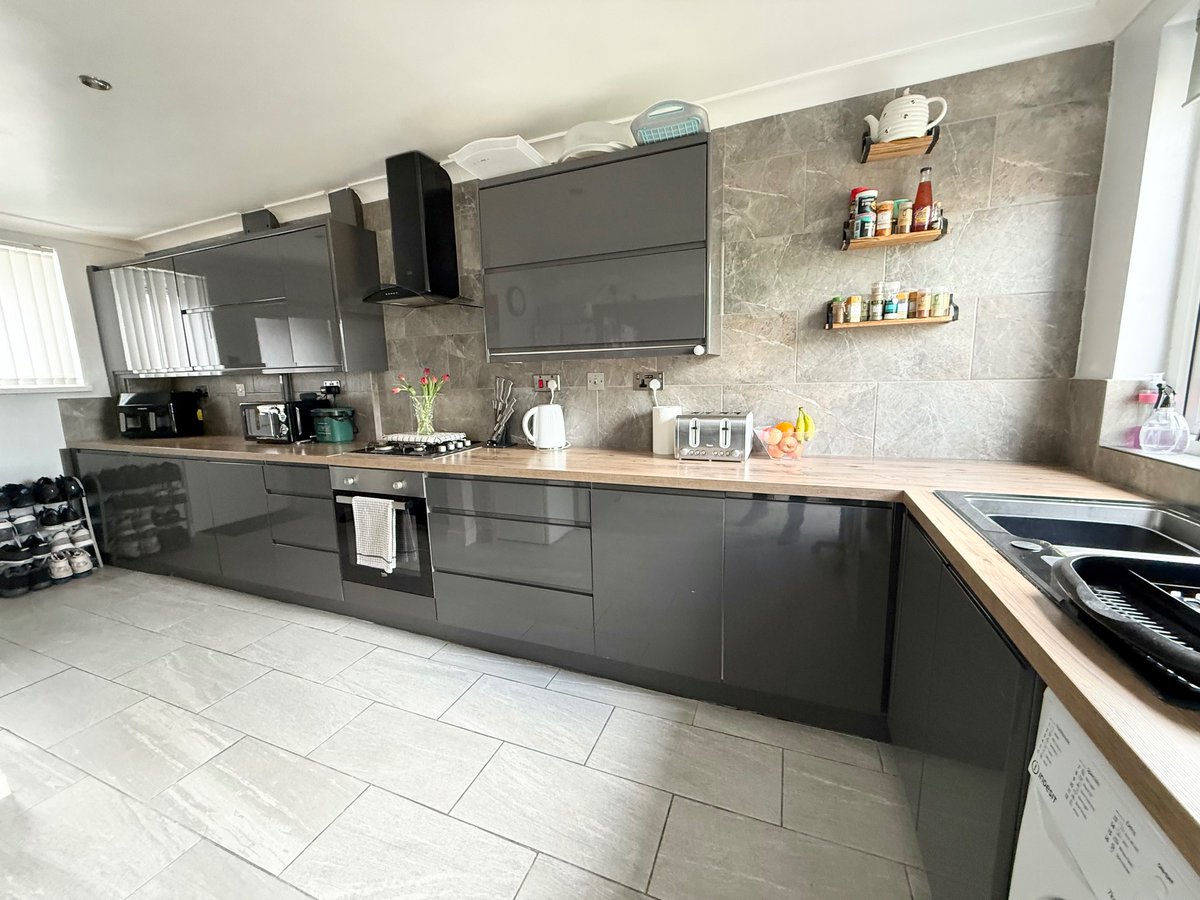 AngelwoodsAgent's tweet photo. New to market - 3 Bed Terraced House, Winstone Road, Trevethin, Pontypool, £175,000. View details: https://t.co/2J53kNgc7r https://t.co/JcnYsaoDas