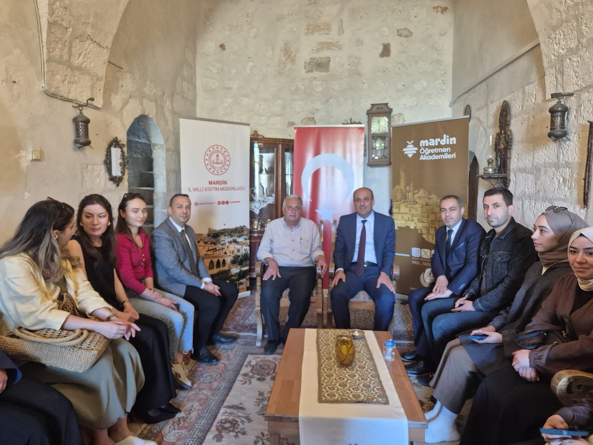 Meb_Akademi47's tweet photo. Şehir ve Kültür Akademisi bu haftaki etkinliğini Eğitimci-Kanaat Önderi Salahattin ÖZTÜRK'ün ev sahipliğinde H. Abdullah Bey konağında gerçekleştirdi

Asırlık konak gezisi sonrası hocamızla hoş bir söyleşi gerçekleştirildi.

Emeği geçen @SavurMem yöneticilerine teşekkür ediyoruz. https://t.co/GXpQ6tH7VM