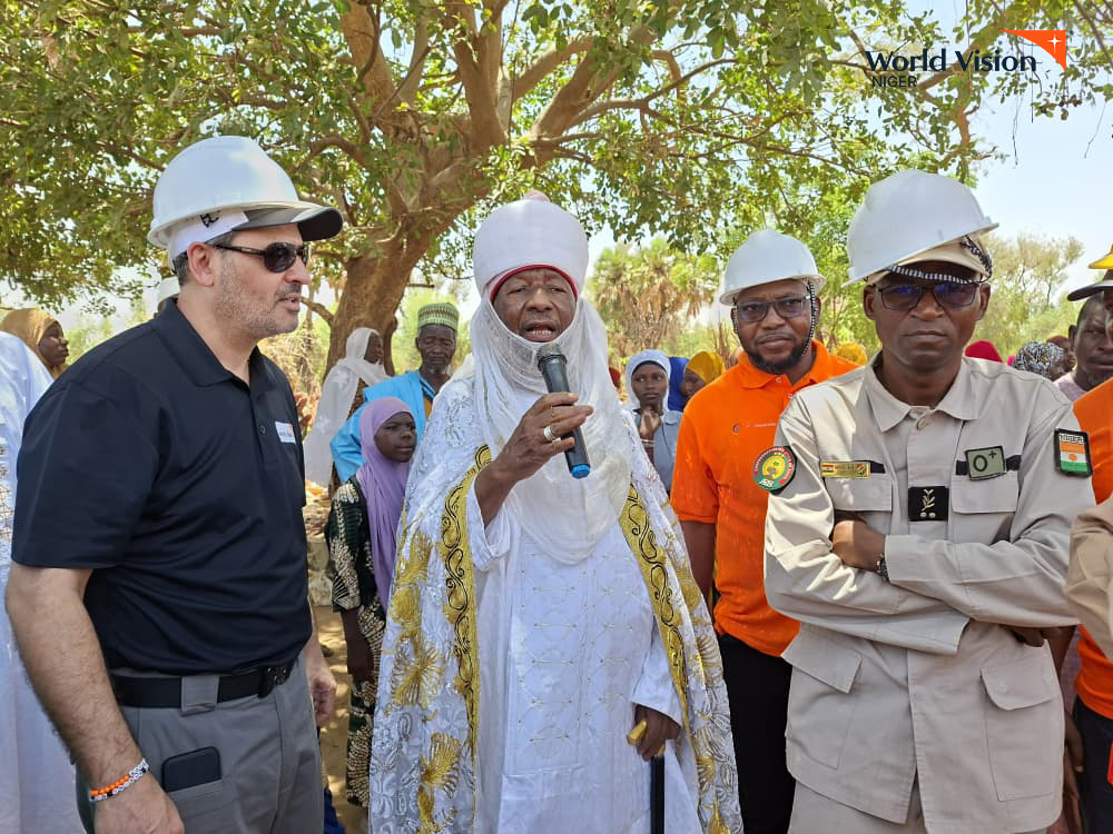 WorldVisionNe's tweet photo. À Sakirey Zarma, dans la région de Dosso, l’équipe de Direction de World Vision Niger a effectué une visite de terrain afin de constater les avancées des actions menées au profit des communautés.

La délégation a été chaleureusement accueillie par les bénéficiaires, avec un message de bienvenue suivi d’un plaidoyer fort porté par les enfants sur la sécurité alimentaire et la lutte contre la malnutrition. Les autorités présentes ont également marqué leur engagement en signant le message de plaidoyer.

La visite s’est poursuivie sur le site du forage d’eau, avec une démonstration et le soufflage du forage, une étape importante pour améliorer l’accès à l’eau potable des communautés.

#WorldVisionNiger #Dosso #SakireyZarma #SécuritéAlimentaire #Nutrition #AccèsÀLEau #Plaidoyer