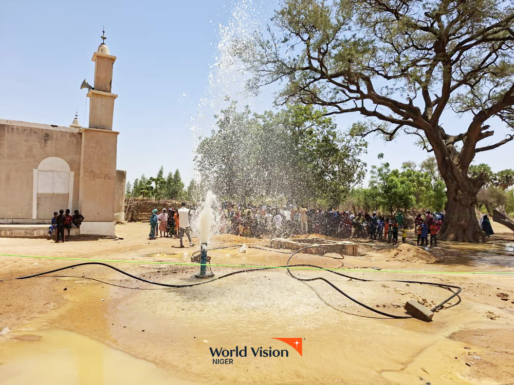 WorldVisionNe's tweet photo. À Sakirey Zarma, dans la région de Dosso, l’équipe de Direction de World Vision Niger a effectué une visite de terrain afin de constater les avancées des actions menées au profit des communautés.

La délégation a été chaleureusement accueillie par les bénéficiaires, avec un message de bienvenue suivi d’un plaidoyer fort porté par les enfants sur la sécurité alimentaire et la lutte contre la malnutrition. Les autorités présentes ont également marqué leur engagement en signant le message de plaidoyer.

La visite s’est poursuivie sur le site du forage d’eau, avec une démonstration et le soufflage du forage, une étape importante pour améliorer l’accès à l’eau potable des communautés.

#WorldVisionNiger #Dosso #SakireyZarma #SécuritéAlimentaire #Nutrition #AccèsÀLEau #Plaidoyer