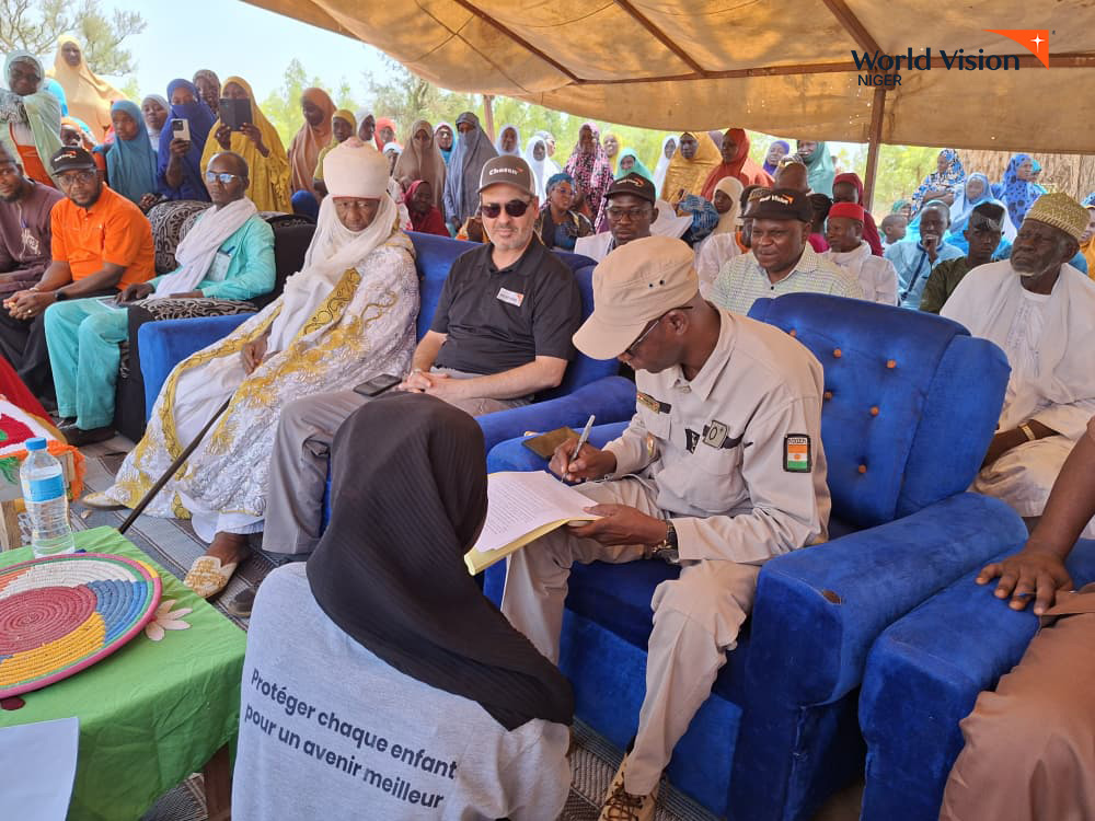 WorldVisionNe's tweet photo. À Sakirey Zarma, dans la région de Dosso, l’équipe de Direction de World Vision Niger a effectué une visite de terrain afin de constater les avancées des actions menées au profit des communautés.

La délégation a été chaleureusement accueillie par les bénéficiaires, avec un message de bienvenue suivi d’un plaidoyer fort porté par les enfants sur la sécurité alimentaire et la lutte contre la malnutrition. Les autorités présentes ont également marqué leur engagement en signant le message de plaidoyer.

La visite s’est poursuivie sur le site du forage d’eau, avec une démonstration et le soufflage du forage, une étape importante pour améliorer l’accès à l’eau potable des communautés.

#WorldVisionNiger #Dosso #SakireyZarma #SécuritéAlimentaire #Nutrition #AccèsÀLEau #Plaidoyer