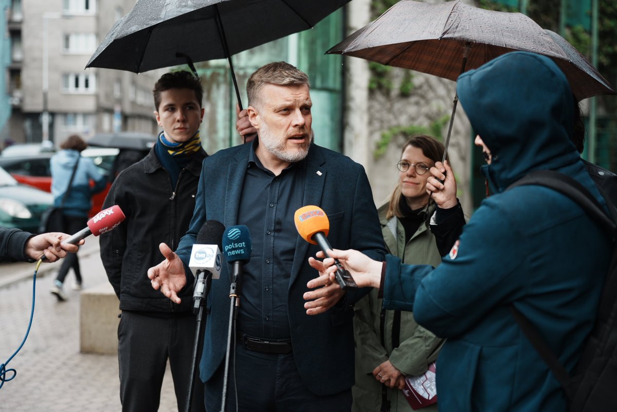 partiarazem's tweet photo. 🚨NORMALNE STOŁÓWKI A NIE PREMIUM FOOD HALL🚨

Od miesięcy studenci Uniwersytetu Warszawskiego toczą słuszną walkę o porządne stołówki – tanie, dostępne i zdrowe jedzenie dla studiujących. Zamiast nich od uczelni dostali w Bibliotece UW drogą knajpę w cenach dla turystów. To tylko jeden z przykładów potwierdzających prosty fakt: studia w Polsce stają się luksusem.