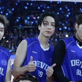 นักวอลเลย์บอลหล่อ ๆ บอกต่อน้วย