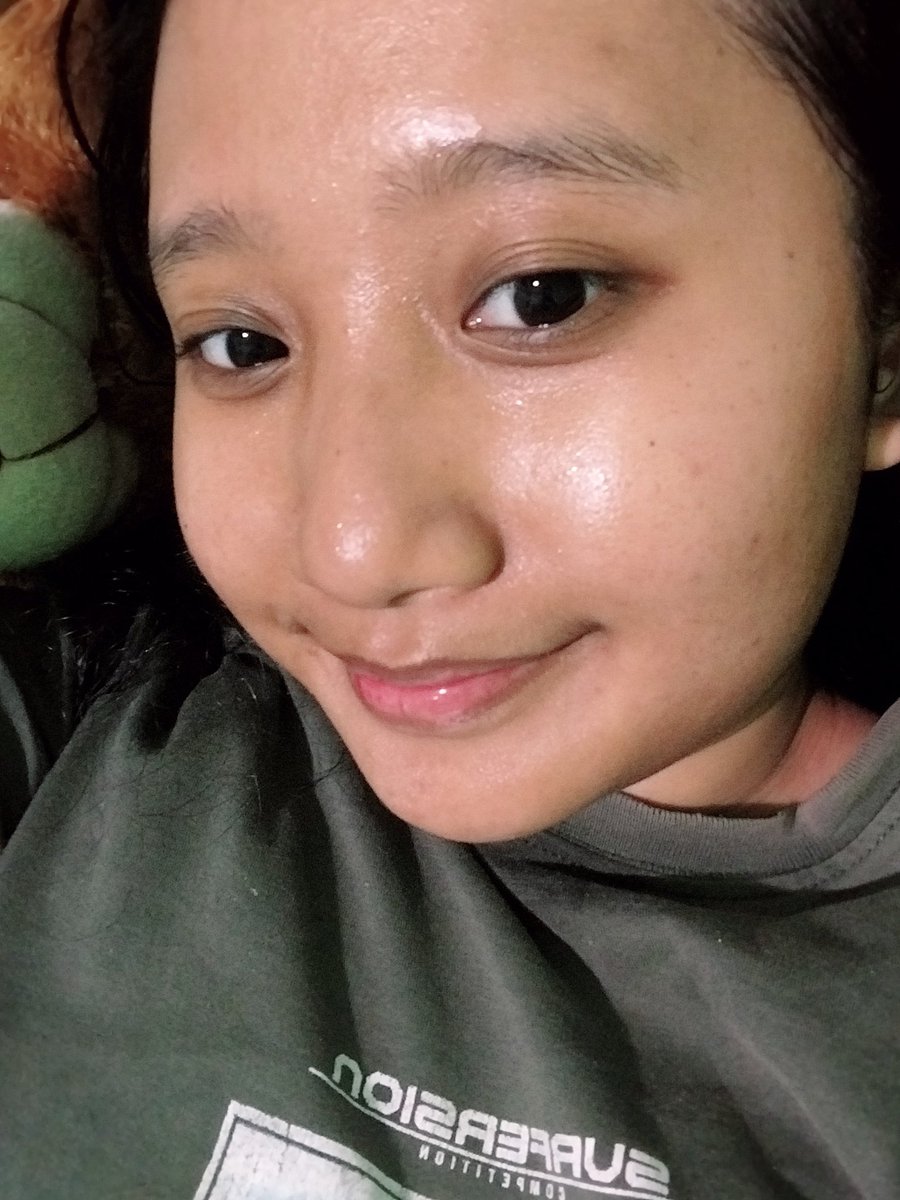 formyhyouck's tweet photo. always loving my skin setelah night skincare soale ngguilap kyk mobil ket dicuci + product that i use 
(sama moistnya cosrx moist [shareinjar] [ga estetik nnti sori])

> keduanya acne prone approve udah pake lama sisa sedikit🤏🤏

#cutiupdateau #bosan https://t.co/ipwTToF6ht