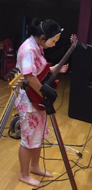 mattuan_camera's tweet photo. 恐ろしいな…ピンクの甚兵衛に狐面を被って、赤いSGを笑われるくらいのハイポジションで弾いていた時代が。
←2018(？？)       2026→ https://t.co/cyX2FSZdJ6