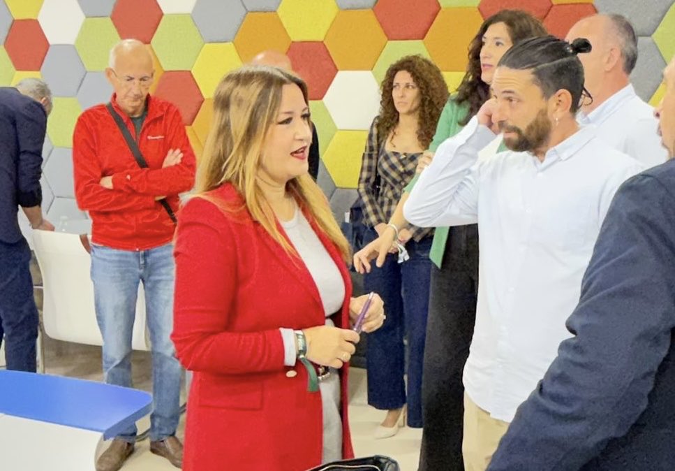 psoedesevilla's tweet photo. 🌹Seguimos llevando el mensaje del cambio y la defensa de lo público a todos los rincones

📻Hoy, @nicadichiara ha participado en el debate de @EcijaComarcaTv

🎙️Por su parte, Marta Alonso ha participado hoy en distintos medios de comunicación en Lebrija
🗳️ #VotaPSOE https://t.co/WHuicZNgnY