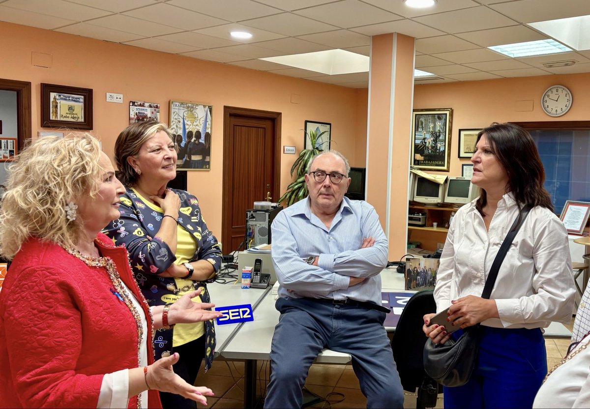 psoedesevilla's tweet photo. 🌹Seguimos llevando el mensaje del cambio y la defensa de lo público a todos los rincones

📻Hoy, @nicadichiara ha participado en el debate de @EcijaComarcaTv

🎙️Por su parte, Marta Alonso ha participado hoy en distintos medios de comunicación en Lebrija
🗳️ #VotaPSOE https://t.co/WHuicZNgnY