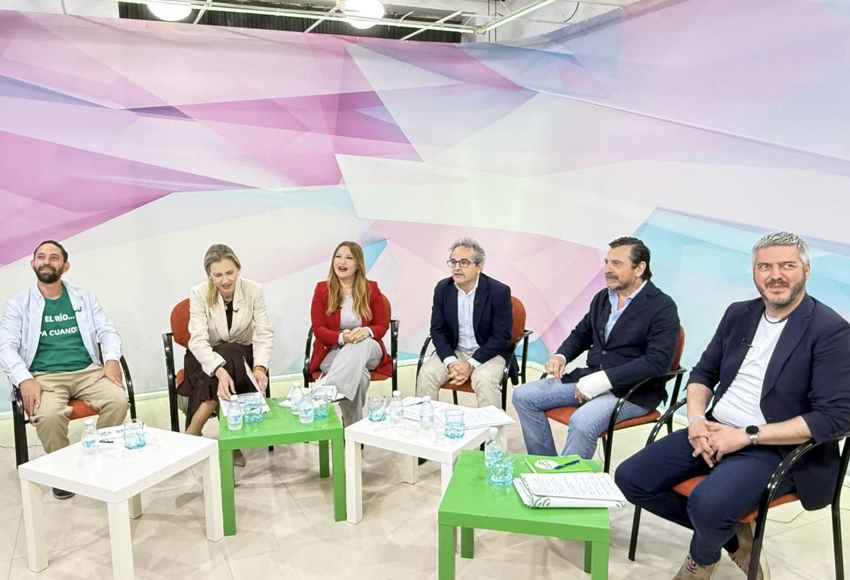 psoedesevilla's tweet photo. 🌹Seguimos llevando el mensaje del cambio y la defensa de lo público a todos los rincones

📻Hoy, @nicadichiara ha participado en el debate de @EcijaComarcaTv

🎙️Por su parte, Marta Alonso ha participado hoy en distintos medios de comunicación en Lebrija
🗳️ #VotaPSOE https://t.co/WHuicZNgnY
