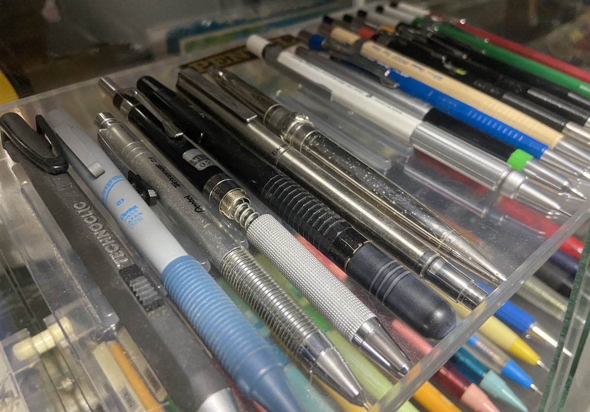 BMI_easy's tweet photo. 暇なので少し什器並べてた
pentelだと6個目、大日本だと3個目の什器。
よく見る型番書いてあるやつより自由度高めだけど、そっち埋めるのにほとんど使ってるのもあり種類がバラバラになってまう
埃被る前の什器よかまし、いくつかしっかり掃除せんとね…

ぺんてるの什器こんないらんて💦 https://t.co/Zi2tDQFYdf