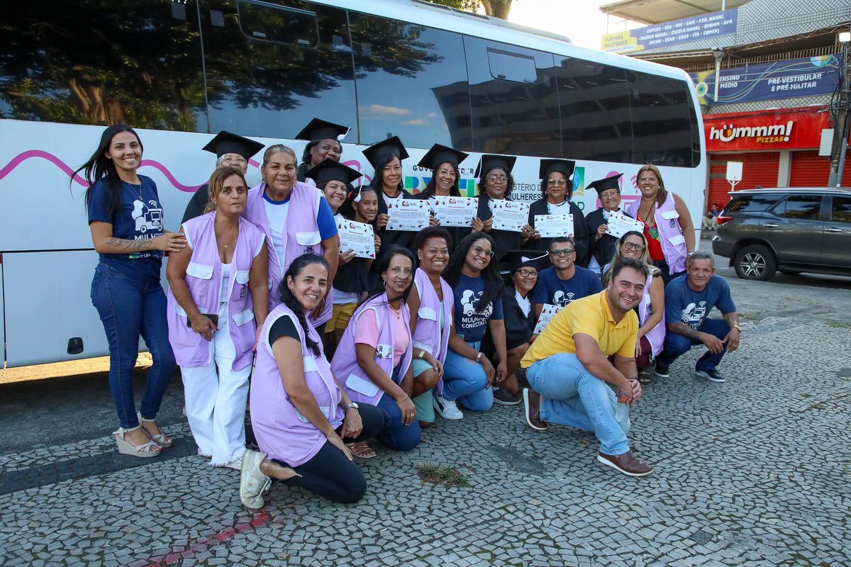 mesquitarj's tweet photo. 🎓 Mais uma turma formada no Mulheres Conectadas!

No dia 07 de maio, na Praça da Telemar, 200 mulheres de Mesquita concluíram 5 semanas de aprendizado em informática básica e ferramentas. 

A iniciativa reforça o compromisso com a autonomia feminina e novas oportunidades! https://t.co/BsM0Z0qHfv