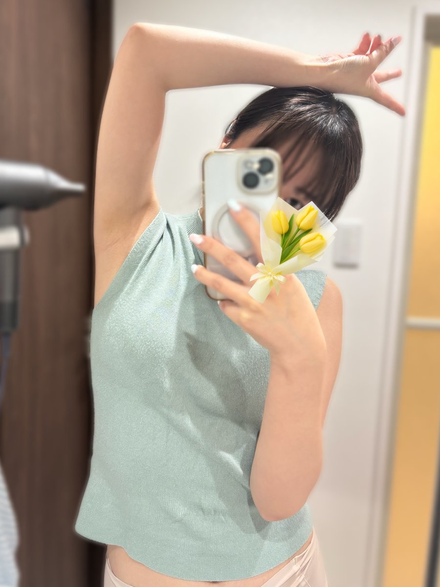 ノースリーブニットが大好きなんだけど
男性受け的にはどうなのかな……？
アリ……？ https://t.co/hRcU3BzXMl