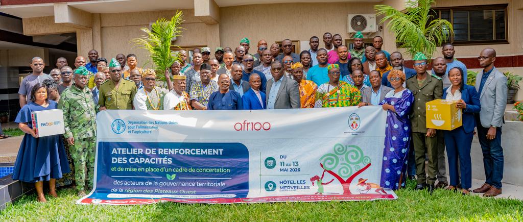 FAOauTogo's tweet photo. 📍#Kpalimé 1⃣1⃣/0⃣5⃣
Lancement de l’atelier de mise en place d’un cadre de dialogue des maires en vue de la #restauration des #PaysagesForestiers dans les #PlateauxOuest🇹🇬.
Une initiative @Afr100_Official portée par @FAOauTogo &amp; @MerfGouvtg avec l’appui de @BMZ_Bund.
#ODD15🇺🇳
1/3 https://t.co/3JDlGg8OeU