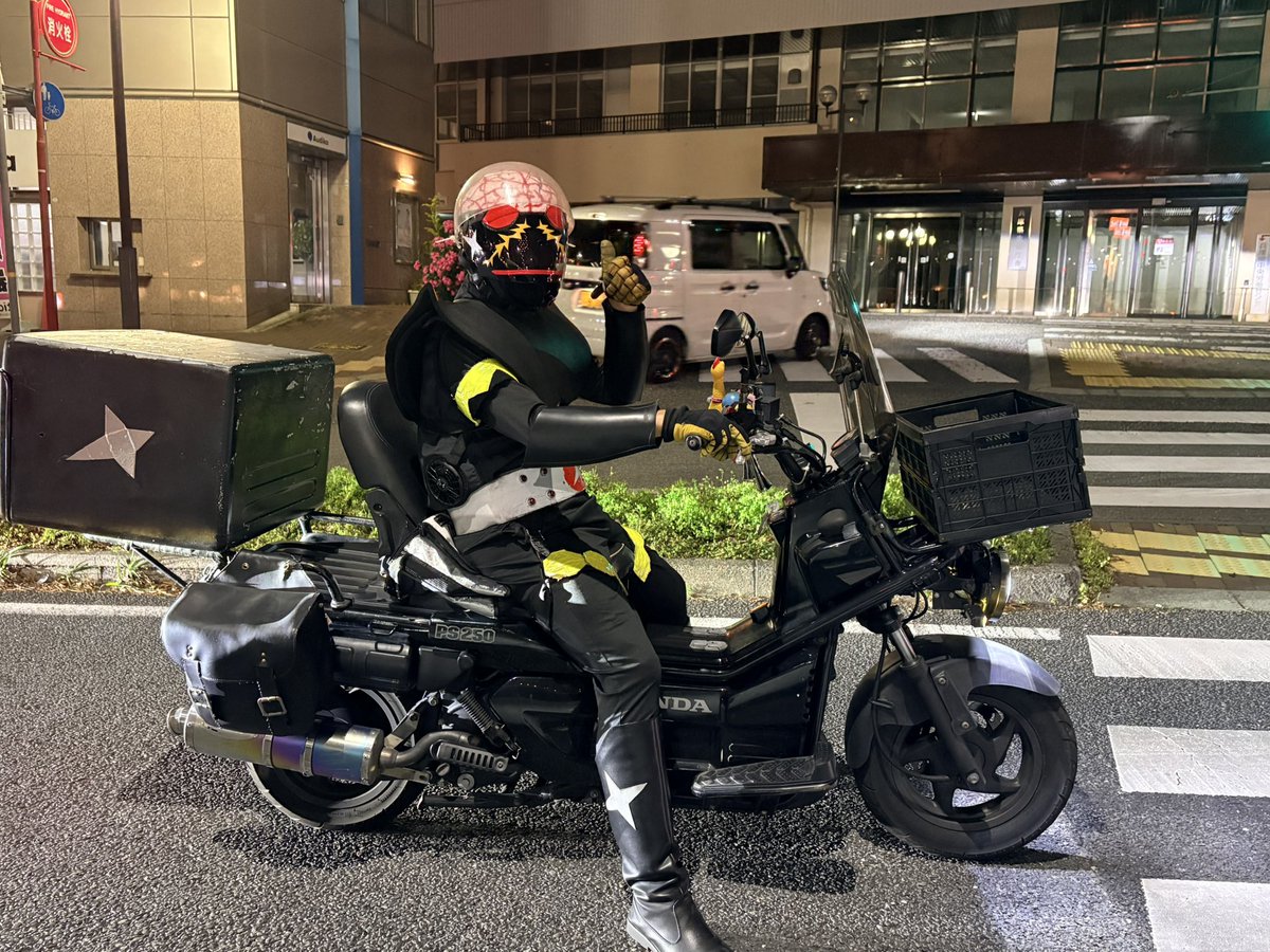 hizu331's tweet photo. フェスで見かけた
ハカイダーが横に居たから
スマホで写真撮影しようとしたら
ピース✌️までしてくれた。 https://t.co/akKxitMHoh
