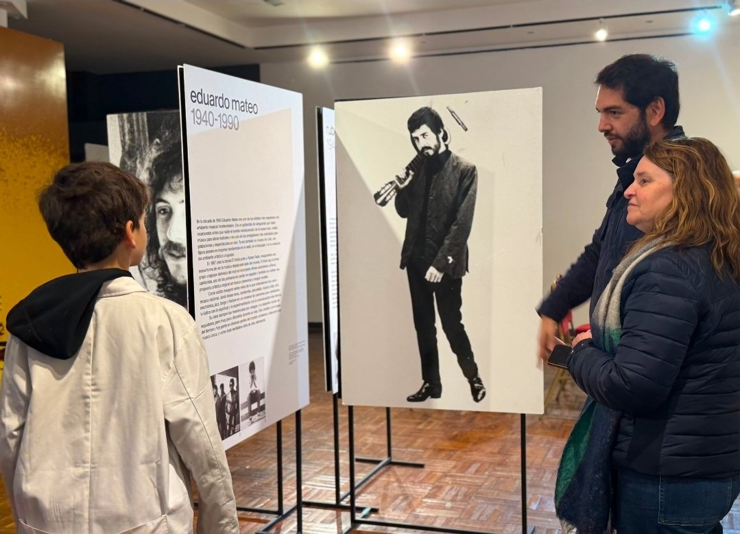 AndreaBrugman's tweet photo. Junto al Sec Gral @JoseLuisCurbelo la Dir Cultura @adeladubra y equipo participamos de la apertura de la muestra del @Sodre_Uruguay “La milonga es hija del candombe, así como el tango es hijo de la milonga”.

Una propuesta artística y musical que une lo urbano, nuestras raíces. https://t.co/yajFkubQMU