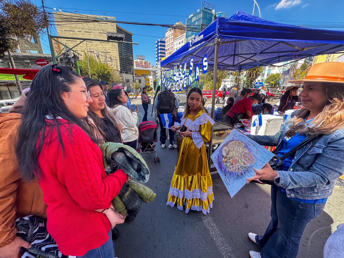 ESAenSuramerica's tweet photo. El Salvador se hizo presente en las Ferias Culturales Dominicales de Mil Colores en Bolivia. 🇸🇻🤩

Emprendedoras de la #DiásporaSV promovieron nuestra gastronomía, contribuyendo así a la proyección de la imagen país y al fortalecimiento de la identidad cultural en este destino. https://t.co/yn3bnIOYJD