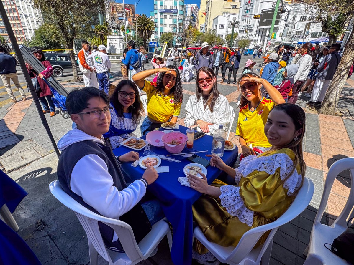 ESAenSuramerica's tweet photo. El Salvador se hizo presente en las Ferias Culturales Dominicales de Mil Colores en Bolivia. 🇸🇻🤩

Emprendedoras de la #DiásporaSV promovieron nuestra gastronomía, contribuyendo así a la proyección de la imagen país y al fortalecimiento de la identidad cultural en este destino. https://t.co/yn3bnIOYJD