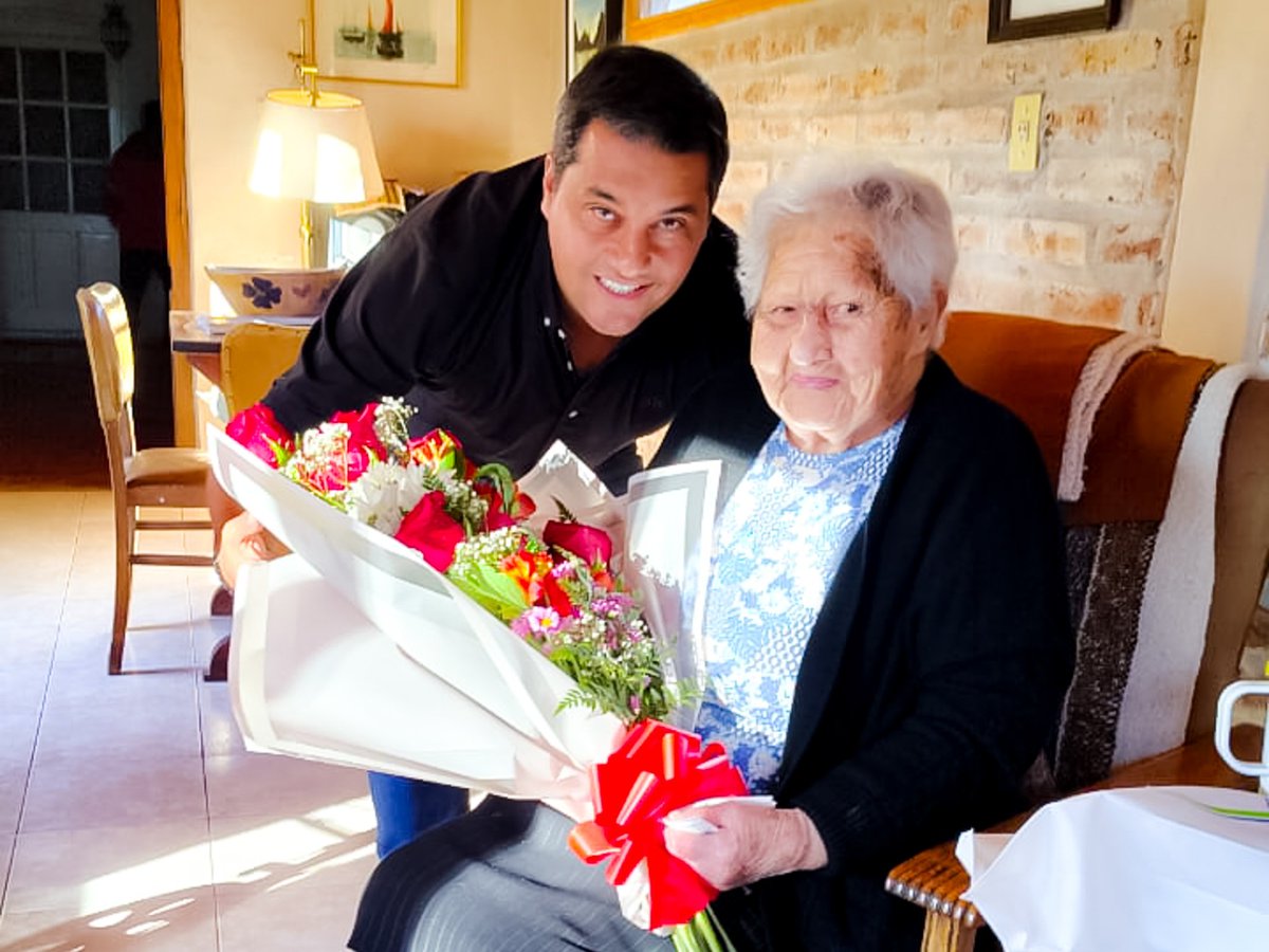 CarlinKoopmann's tweet photo. Todavía guardo en el corazón la emoción del encuentro de ayer🫶🏼
​Querida Lois, fue un verdadero privilegio que me hayas permitido compartir con vos tus 101 años. https://t.co/yRMeQba7wu