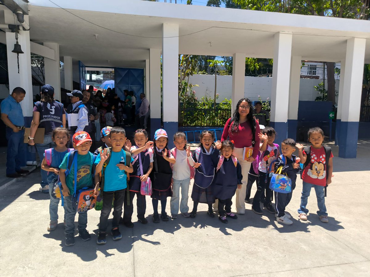UCEE_CIV's tweet photo. La EOUM No. 841 El Paraíso I, en #Mixco, ahora cuenta con espacios renovados y dignos para más de 1 mil estudiantes.
Se mejoró pintura, sistema eléctrico y áreas recreativas.
Una obra del #CIV y la #UCEE para fortalecer la educación.
#AlPuebloDignoSeLeResponde https://t.co/OYwX9nyKjc