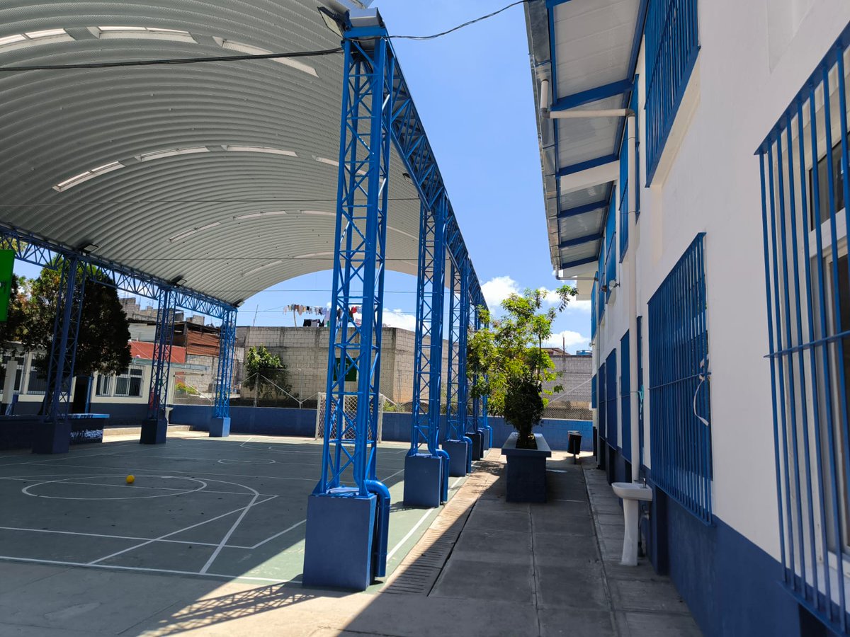 UCEE_CIV's tweet photo. La EOUM No. 841 El Paraíso I, en #Mixco, ahora cuenta con espacios renovados y dignos para más de 1 mil estudiantes.
Se mejoró pintura, sistema eléctrico y áreas recreativas.
Una obra del #CIV y la #UCEE para fortalecer la educación.
#AlPuebloDignoSeLeResponde https://t.co/OYwX9nyKjc
