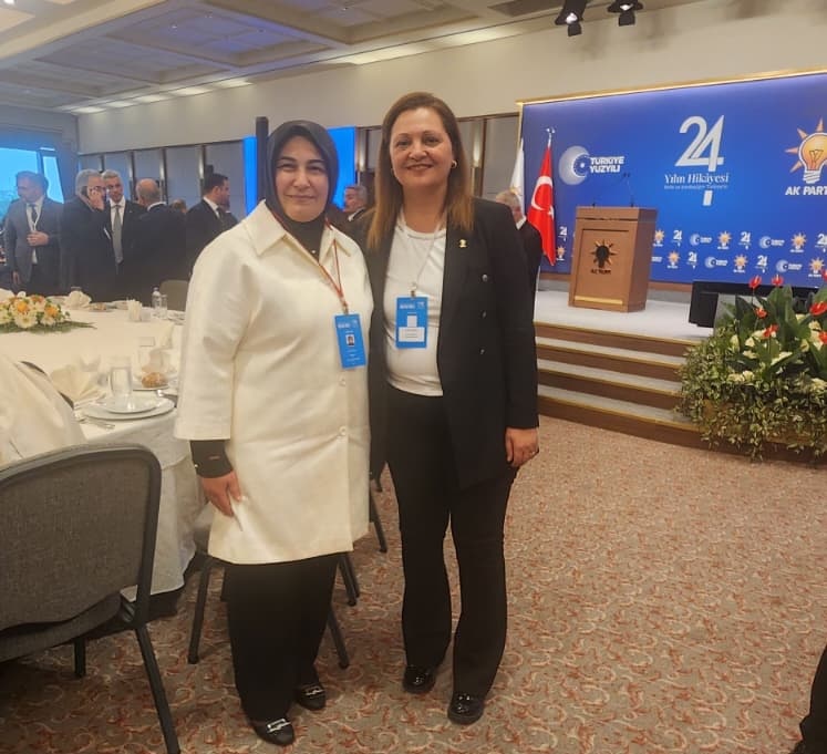 ferihaertorun26's tweet photo. Genel Başkanımız ve Cumhurbaşkanımız Recep Tayyip Erdoğan başkanlığında gerçekleştirilen 179. Genişletilmiş İl Başkanları Toplantısı’na, İl Başkanımız Gürhan Albayrak ve İl Gençlik Kolları Başkanımız Cihan Birsen ile birlikte katıldık.

Toplantımız kapsamında, AK Parti ailemize katılan Burcu Köksal’a rozet takdimi gerçekleştirildi.

Milletimizin sesi, her daim olduğu gibi Sayın Cumhurbaşkanımızın liderliğinde rehberimiz olmaya devam edecek. Gerçekleştirilen toplantımızın hayırlara vesile olmasını temenni ediyoruz. 🇹🇷