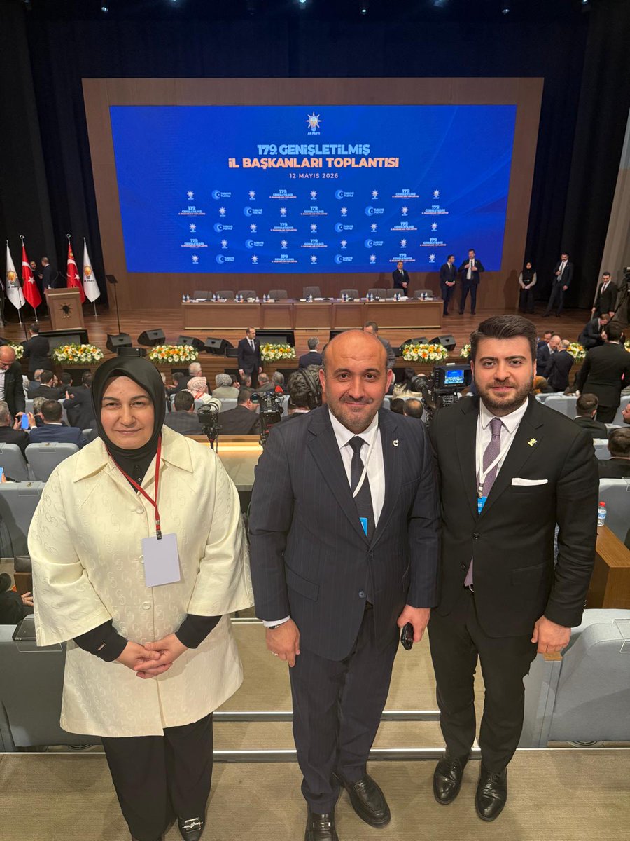 ferihaertorun26's tweet photo. Genel Başkanımız ve Cumhurbaşkanımız Recep Tayyip Erdoğan başkanlığında gerçekleştirilen 179. Genişletilmiş İl Başkanları Toplantısı’na, İl Başkanımız Gürhan Albayrak ve İl Gençlik Kolları Başkanımız Cihan Birsen ile birlikte katıldık.

Toplantımız kapsamında, AK Parti ailemize katılan Burcu Köksal’a rozet takdimi gerçekleştirildi.

Milletimizin sesi, her daim olduğu gibi Sayın Cumhurbaşkanımızın liderliğinde rehberimiz olmaya devam edecek. Gerçekleştirilen toplantımızın hayırlara vesile olmasını temenni ediyoruz. 🇹🇷