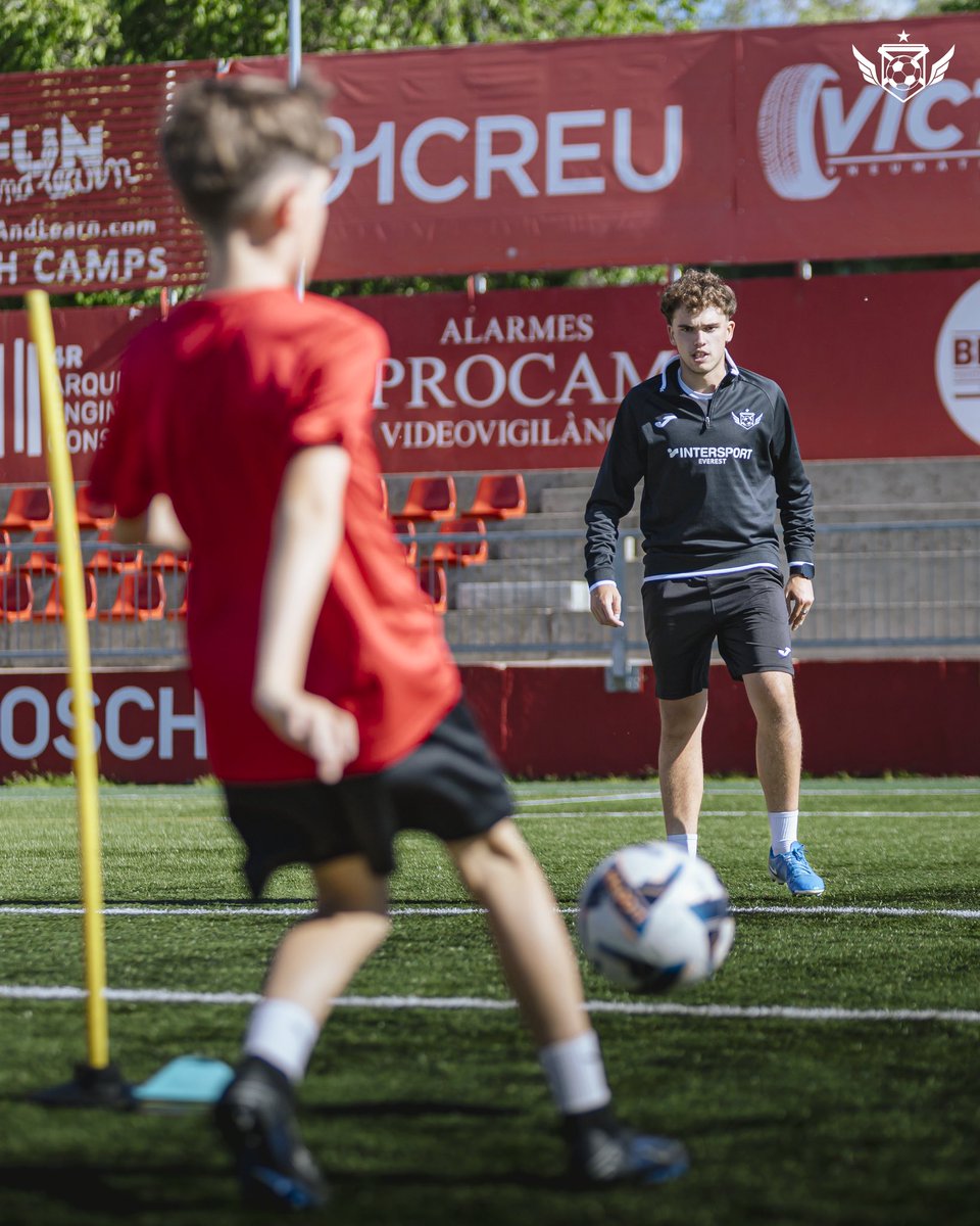 AcademyTF_'s tweet photo. 𝗕𝗨𝗜𝗟𝗗 𝗬𝗢𝗨𝗥 𝗟𝗘𝗩𝗘𝗟 ⚡️⚽️

🚨 Últimes places disponibles per reservar el teu pack d’entrenaments de la temporada vinent!
📲 Més info a https://t.co/T7u6JQFz0Y ✅

#EntrenamentsIndividuals #HaveFunDreamBig https://t.co/NMpj9sTMB7
