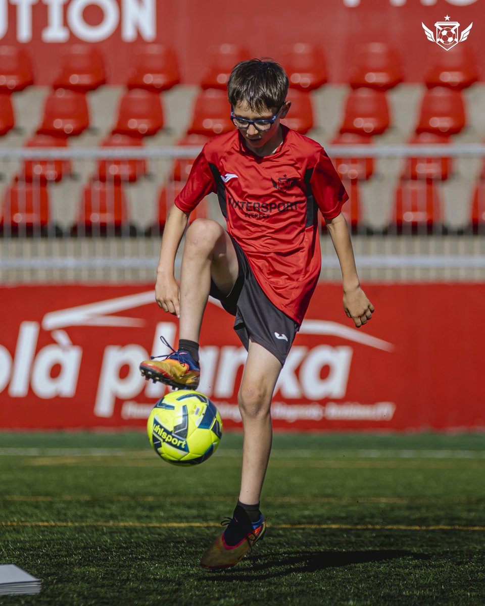 AcademyTF_'s tweet photo. 𝗕𝗨𝗜𝗟𝗗 𝗬𝗢𝗨𝗥 𝗟𝗘𝗩𝗘𝗟 ⚡️⚽️

🚨 Últimes places disponibles per reservar el teu pack d’entrenaments de la temporada vinent!
📲 Més info a https://t.co/T7u6JQFz0Y ✅

#EntrenamentsIndividuals #HaveFunDreamBig https://t.co/NMpj9sTMB7