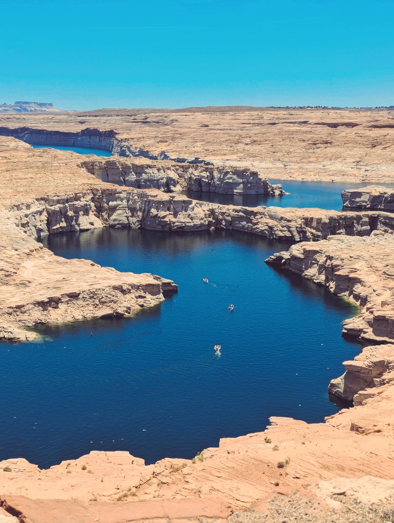 RabbitAndSnail's tweet photo. Visited Lake Powell yesterday, fed by the Colorado River. At the far end, in Arizona, is the Glen Canyon dam. So visited equally impressive Horseshoe Bend, near Page. More of the magic of the Colorado River. https://t.co/cyq7pgD8N3