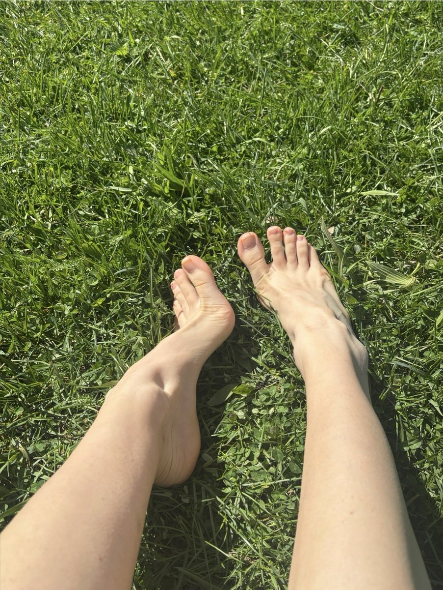 Feet_Userin's tweet photo. Wer freut sich auch so auf die Barfuß draußen Zeit ? ☀️🌳
Gibt kaum was schöneres als nackte Füße in der Natur mit dreckigen Sohlen 😜 https://t.co/ypGwiuF0hv