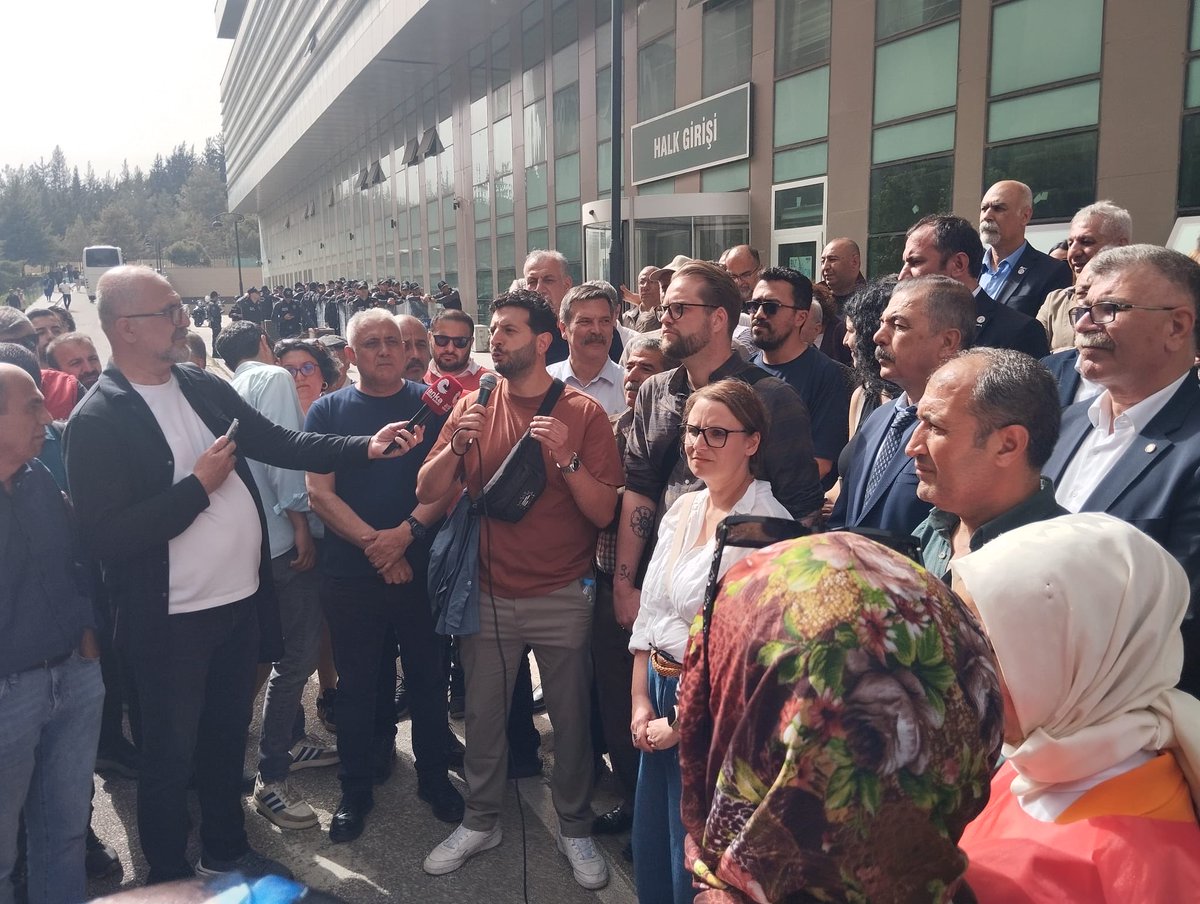 tipadanail's tweet photo. Bugün Adana İl Örgütü olarak saray yargısı tarafından 58 gündür uydurma sebeplerle tutsak edilen BirtekSen Genel Başkanı Mehmet Türkmen’e destek olmak için Gaziantep’teki duruşmaya katıldık. Tüm işçiler alın terlerinin karşılığını alana kadar mücadelemiz devam edecek! https://t.co/2n60gzso9b