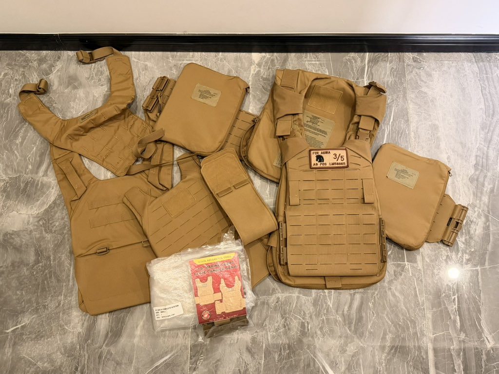 Akira200958's tweet photo. I already have three sets of PC GEN3 vests, but I still can't buy Ech High Cut. https://t.co/Q4pFRNHvkT