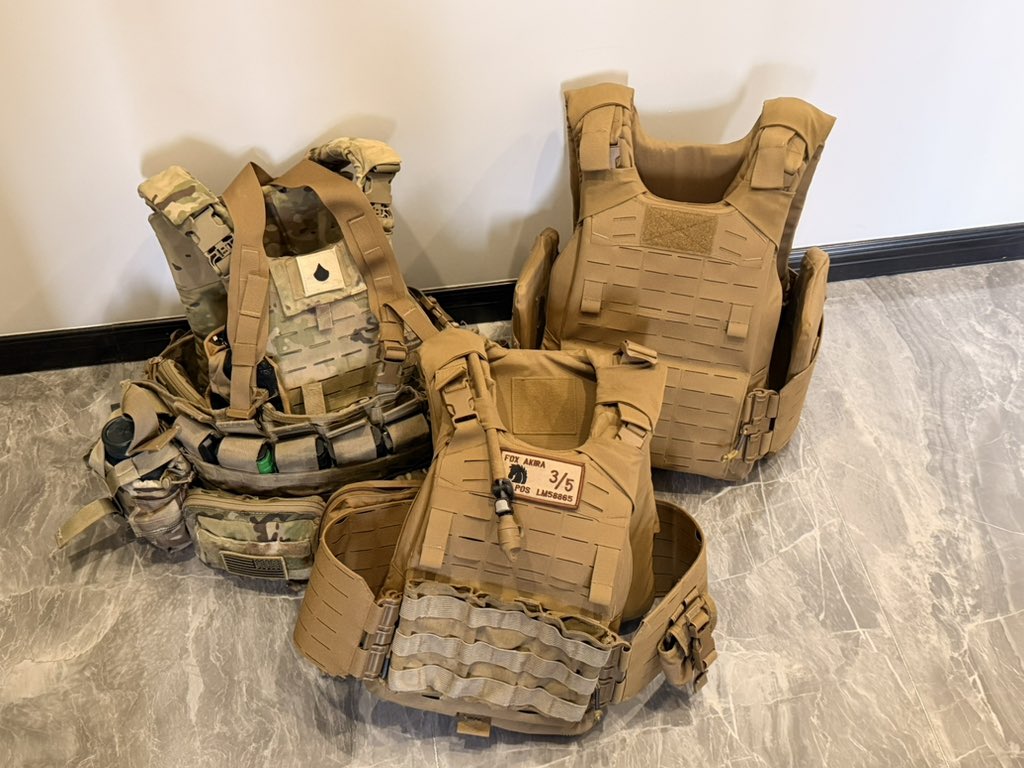 Akira200958's tweet photo. I already have three sets of PC GEN3 vests, but I still can't buy Ech High Cut. https://t.co/Q4pFRNHvkT