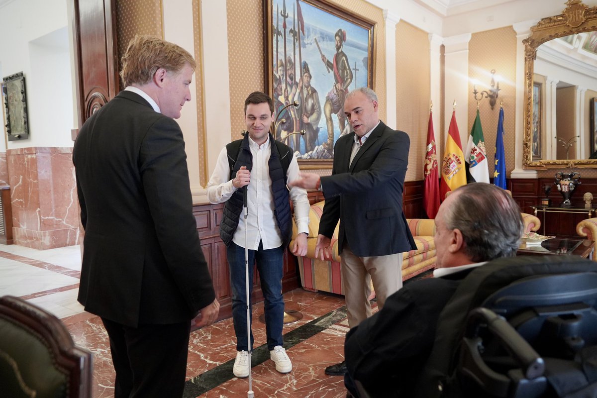 aytodebadajoz's tweet photo. 👏♿️ El alcalde de #Badajoz, @BarreraGragera, ha recibido este martes a la Fundación Primera Fila para conocer #3VA, "el proyecto extremeño de inteligencia artificial que devuelve la voz a personas con discapacidad".

📲 Una iniciativa que desarrolla una plataforma de comunicación aumentativa y alternativa con inteligencia artificial local y personalizada.

💬 "Que ninguna persona quede privada de comunicarse por motivos económicos, tecnológicos o de #accesibilidad".