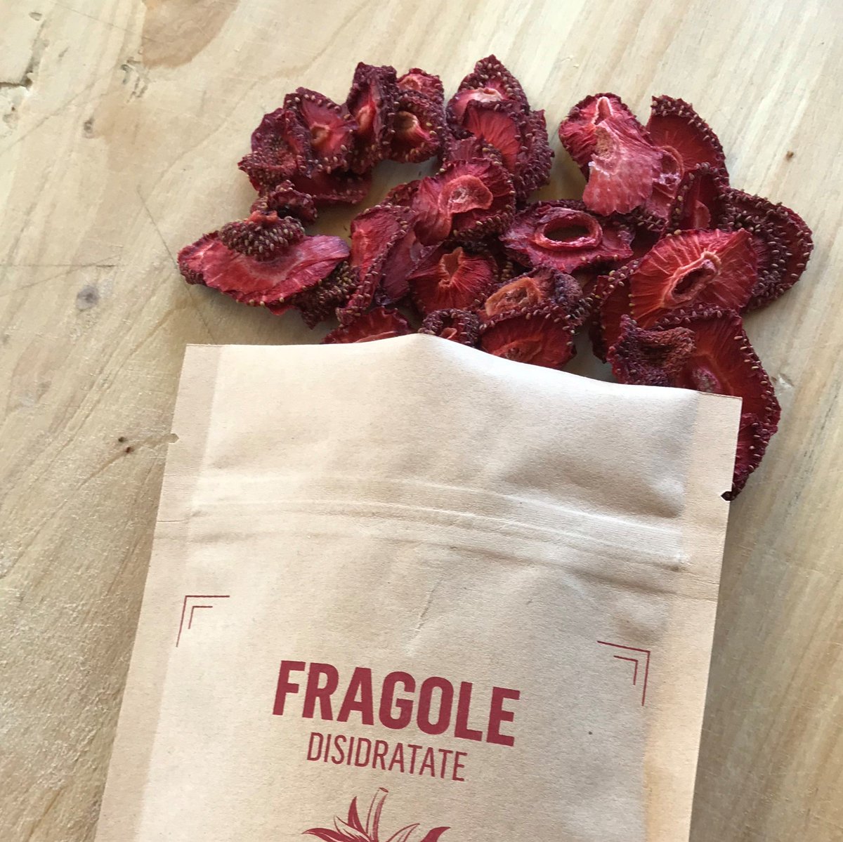 Malbosca's tweet photo. Nei trend social sta funzionando la colazione semplice e bella da rifare. Yogurt + fragole disidratate = idea immediata, salvabile, concreta. #malbosca #fragoledisidratate #colazione https://t.co/H8k6lfAjHC