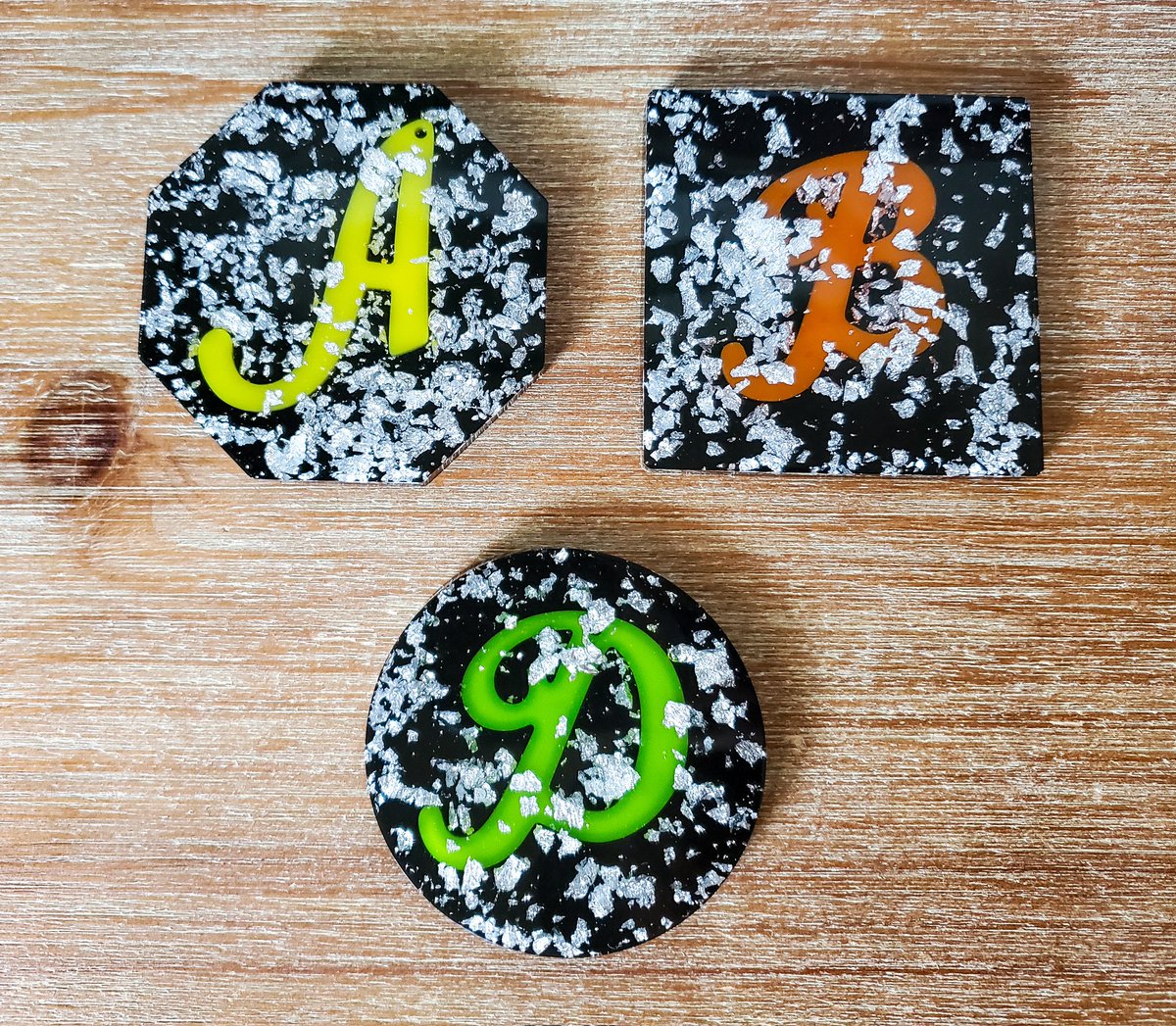 MinimalAbstrac1's tweet photo. Personalized Initial Resin Coasters 🌈🌟☕️🫖
https://t.co/z1Vaoy5wUk
#etsygifts #handmadehour #giftsforfriend #giftsforher #womaninbizhour #CraftBizParty #SpringVibes #SummerMood #Coasters #CoffeeLovers #TeaTime #ColorPop #personalizedgifts #homedecor #TuesdayFun https://t.co/YYj8UL5vhF